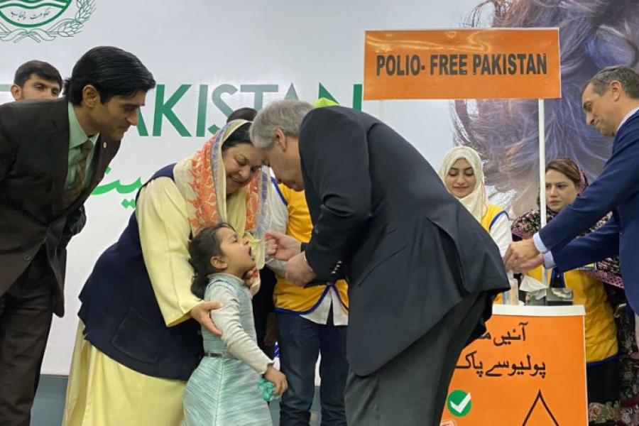 UN Secretary-General António Guterres administers the polio vaccine to a kindergarten student on his visit to Lahore, Pakistan, as part of a nationwide vaccination campaign.