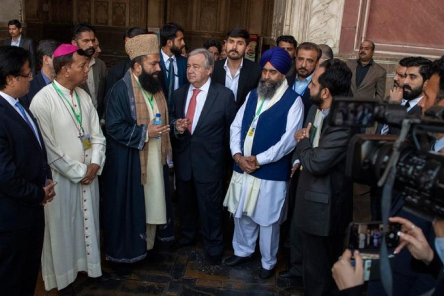 António Guterres (centre) meets religious leaders at Badshahi Mosque in Lahore in Punjab province in Pakistan.